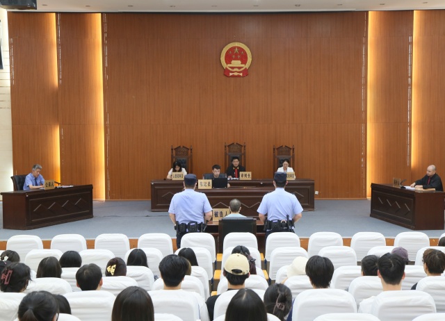 图1：郑州市中原区人民法院刑事审判庭将一起诈骗案的庭审现场搬进郑州大学_副本.jpg
