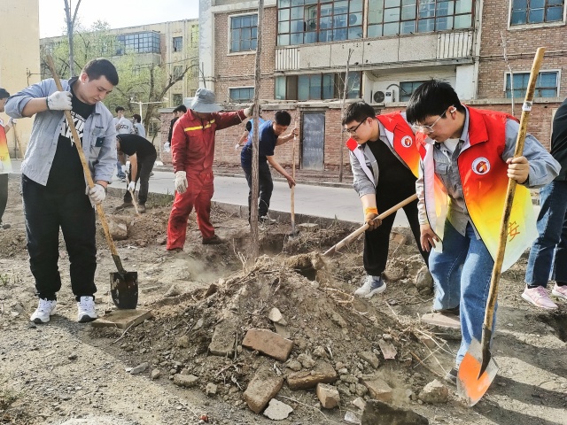 2.为民办实事开展植树志愿服务活动-克拉玛依市白碱滩区三平路街道振兴社区 侯依烁 供稿  联系电话：18009903291 审核人：刘祥贞_副本.jpg