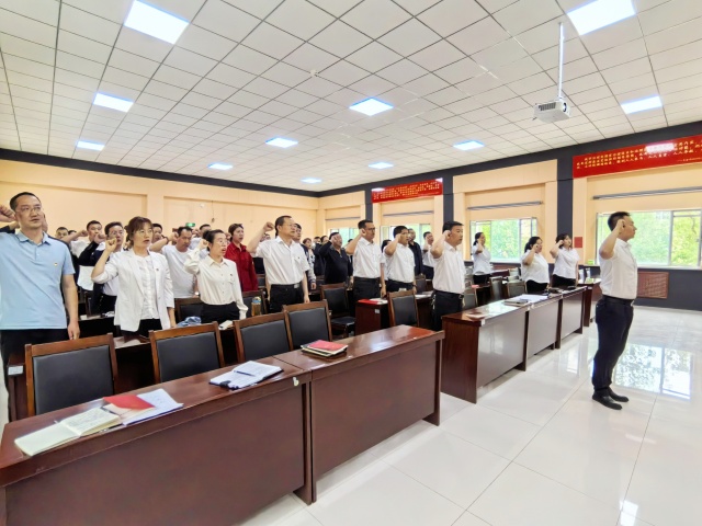 4.开展主题党日活动-克拉玛依市白碱滩区三平路街道振兴社区 侯依烁 供稿  联系电话：18009903291 审核人：刘祥贞_副本.jpg