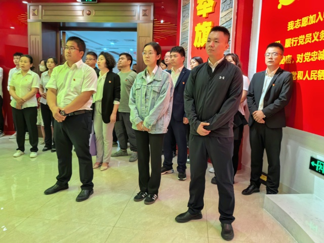 5.党员干部参观廉政教育基地-克拉玛依市白碱滩区三平路街道振兴社区 侯依烁 供稿  联系电话：18009903291 审核人：刘祥贞_副本.jpg