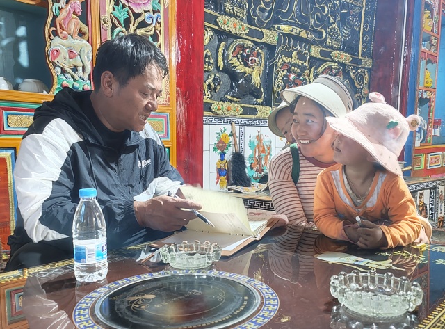益西入户收集村民意见建议_副本.jpg