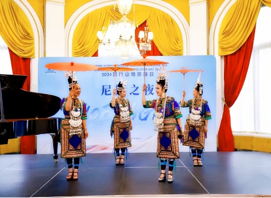2024“国际山地旅游日”黎平县侗族大歌代表性传承人吴家佳等3人亮相法国巴黎尼斯之夜，惊艳欧洲 (3)_副本.jpg