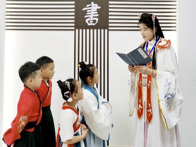 7.社区工作人员带着小朋友们学习三字经-克拉玛依市白碱滩区三平路街道振兴社区 杨雨婷 供稿  联系电话：18009903291 审核人：刘祥贞_副本.jpg