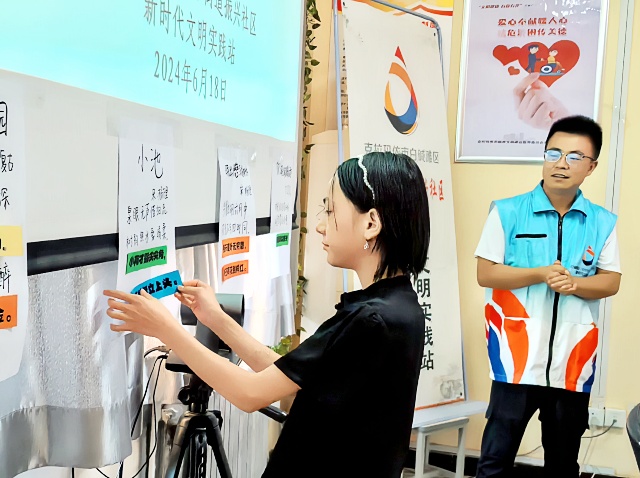 2.开展诗词拼贴画主题活动-克拉玛依市白碱滩区三平路街道振兴社区 杨雨婷 供稿  联系电话：18009903291 审核人：刘祥贞_副本.jpg