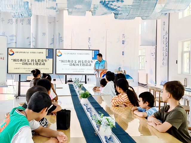 4.社区志愿者正在为小朋友们普及基础诗词知识-克拉玛依市白碱滩区三平路街道振兴社区 杨雨婷 供稿  联系电话：18009903291 审核人：刘祥贞_副本.jpg