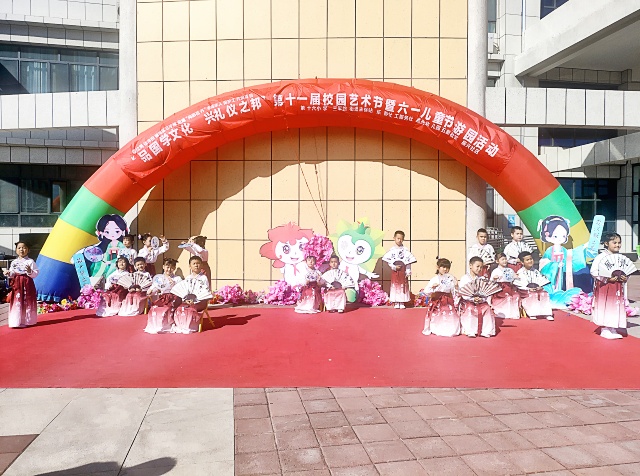 6.联合克拉玛依市第十六小学开展诗词类节目-克拉玛依市白碱滩区三平路街道振兴社区 杨雨婷 供稿  联系电话：18009903291 审核人：刘祥贞_副本.jpg