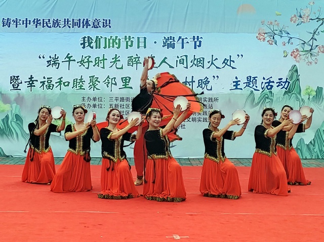 2.各民族居民跳起民族舞-克拉玛依市白碱滩区三平路街道振兴社区 杨雨婷 供稿  联系电话：18009903291 审核人：刘祥贞_副本.jpg