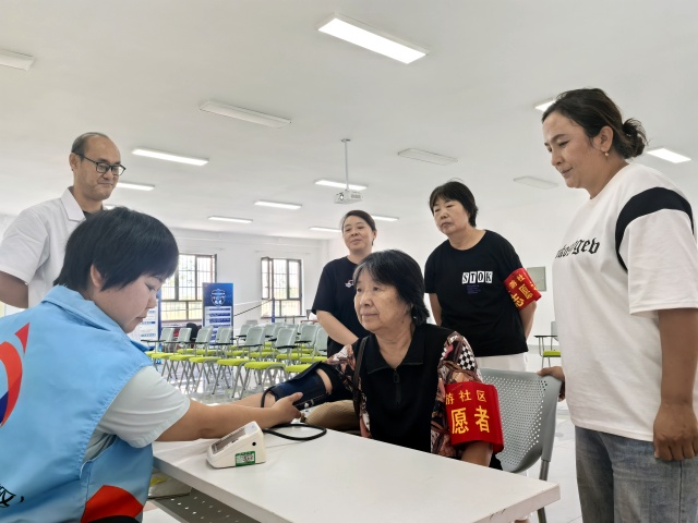 居民测量血压_副本.jpg