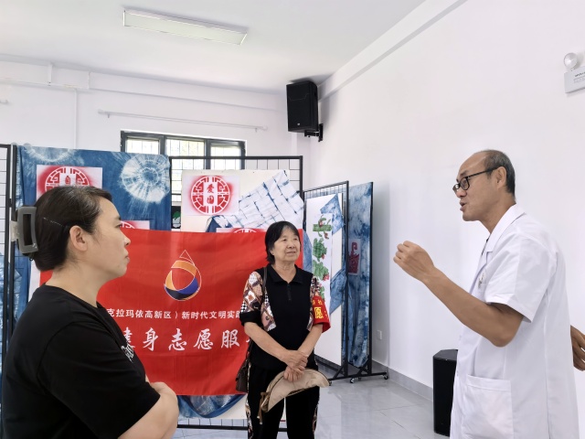 医生耐心解答居民的疑问_副本.jpg