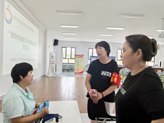 医务人员解答居民的疑问_副本.jpg