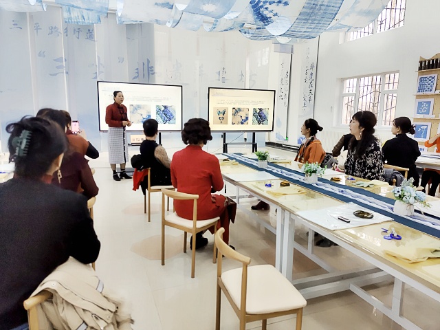 9.开展妇女手工教学课-克拉玛依市白碱滩区三平路街道振兴社区 杨雨婷 供稿  联系电话：18009903291 审核人：刘祥贞_副本.jpg