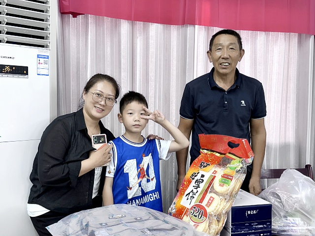 爱心妈妈帮扶3人照_副本.jpg