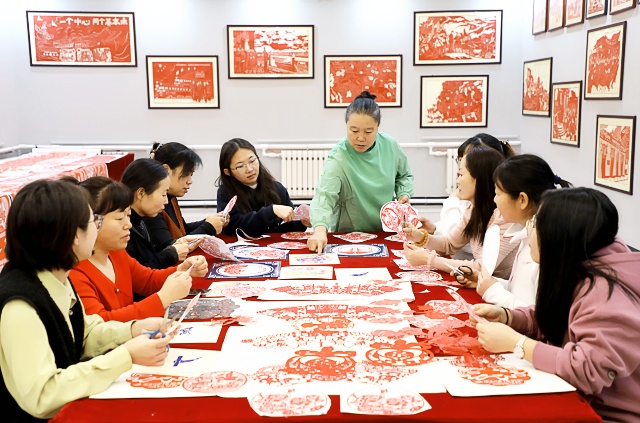 都叶梅指导学员剪纸_副本.jpg