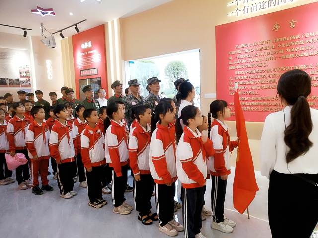 部分老兵代表、少先队员代表认真聆听解说_副本.jpg