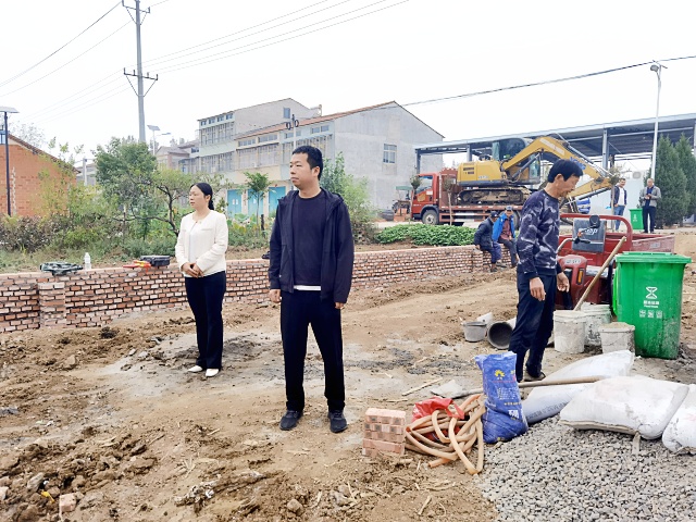 黄龙镇红光村文化广场建设现场_副本.jpg