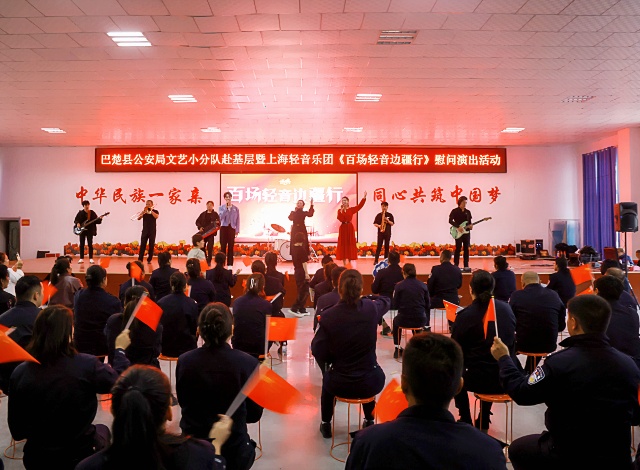 为全面落实从优待警措施，激发队伍凝聚力，进一步缓解基层一线民警辅警工作和精神压力。10月17日晚，巴楚县公安局文艺小分队联合上海轻音乐团赴巴楚县巴楚镇赛克散村开展慰问基层一线民辅警演出活动。巴楚县公安局邓韬摄 (1)_副本.jpg