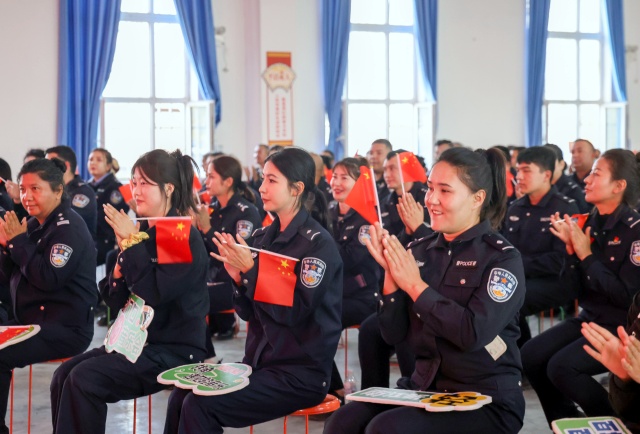 为全面落实从优待警措施，激发队伍凝聚力，进一步缓解基层一线民警辅警工作和精神压力。10月17日晚，巴楚县公安局文艺小分队联合上海轻音乐团赴巴楚县巴楚镇赛克散村开展慰问基层一线民辅警演出活动。巴楚县公安局邓韬摄 (2)_副本.jpg