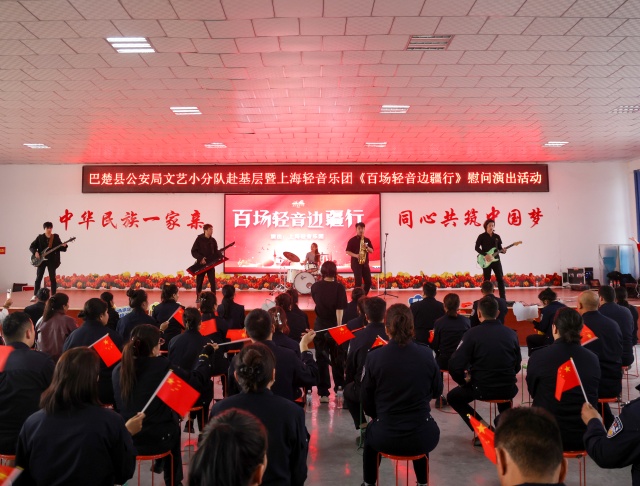 为全面落实从优待警措施，激发队伍凝聚力，进一步缓解基层一线民警辅警工作和精神压力。10月17日晚，巴楚县公安局文艺小分队联合上海轻音乐团赴巴楚县巴楚镇赛克散村开展慰问基层一线民辅警演出活动。巴楚县公安局邓韬摄 (3)_副本.jpg