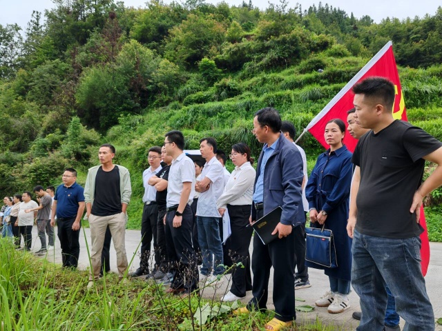 组织党支部书记到口江村稻蛙基地实地观摩_副本.jpg
