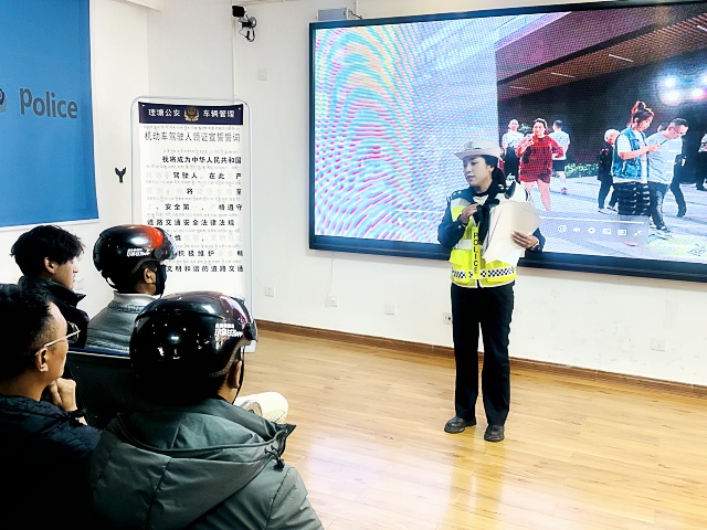 图为理塘外卖骑手参加交通安全培训2_副本.jpg