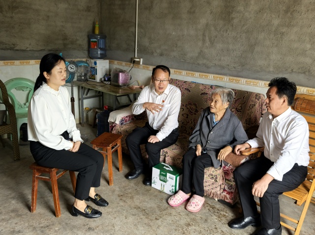 退役军人事务系统干部职工走访烈属_副本.jpg