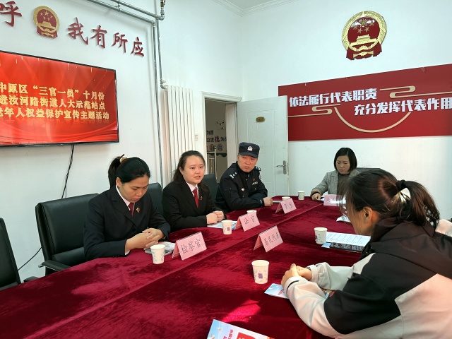 图2：青年干警张靖薇同检察官、民警一起向群众宣讲法律知识_副本.jpg