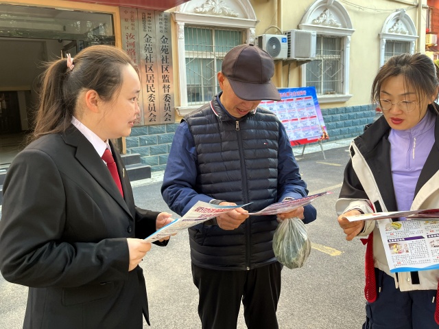 图3：青年干警向群众宣讲法律知识_副本.jpg