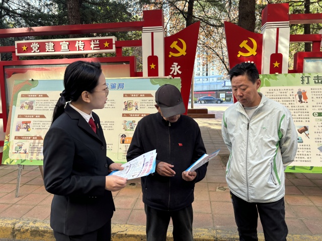图4：青年干警向群众讲解法律知识_副本.jpg