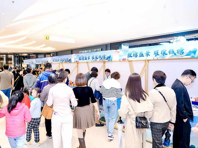 图为市民选购农文旅产品_副本.jpg