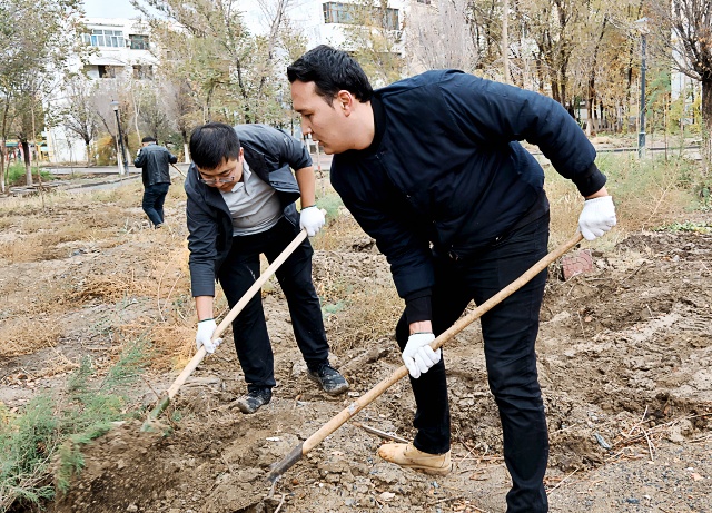 小区内植树（拍摄者：三平路街道五新社区寇德园） (3)_副本.jpg
