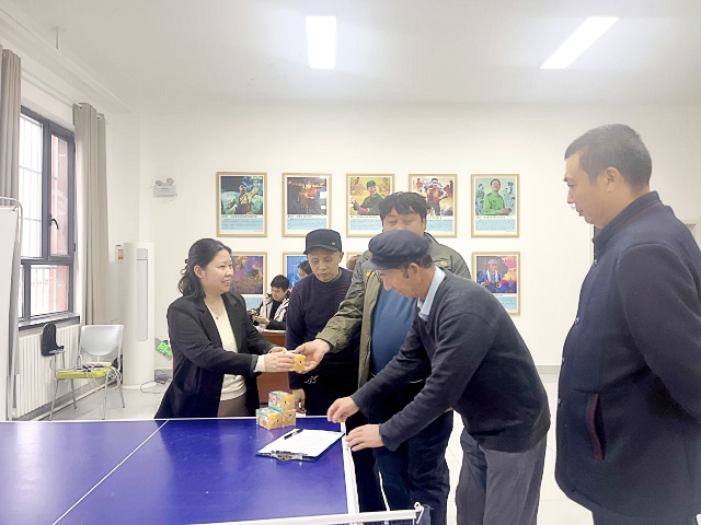 工作人员为参加讲座的居民发放纪念品_副本.jpg
