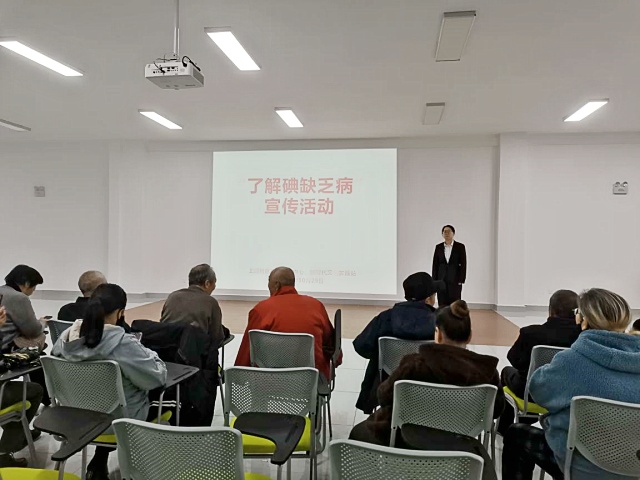 居民参加碘缺乏病讲座_副本.jpg