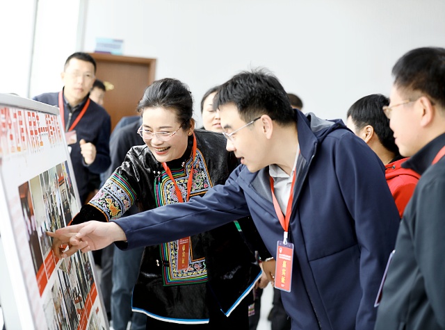 在龙形街道观摩 (2)_副本.jpg