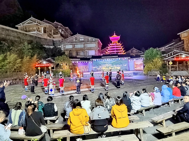 图为：2024年10月28日游客在肇兴观看民族文化表演_副本.jpg
