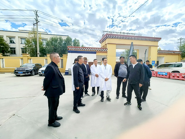 书记、县长深入医院调研_副本.jpg
