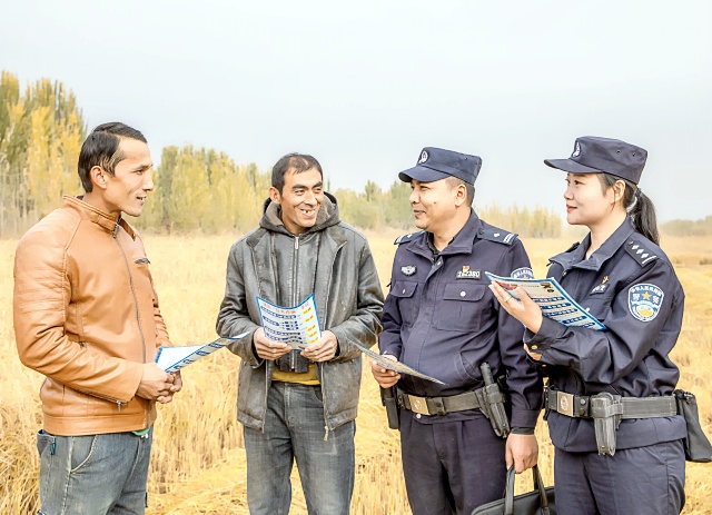 10月29日，叶城县公安局紧扣秋收时期社会治安特点，全力深耕 “秋收警务”，在保农、护农、利农方面狠下功夫、频出实招。那一抹抹 “警察蓝” 走进田间地头，严打涉农违法犯罪、强化巡逻防范、化解矛盾纠纷、开展普法宣传，于金色田野之上绘就一幅平安秋收画卷。（陈恺  摄） (1)_副本.jpg