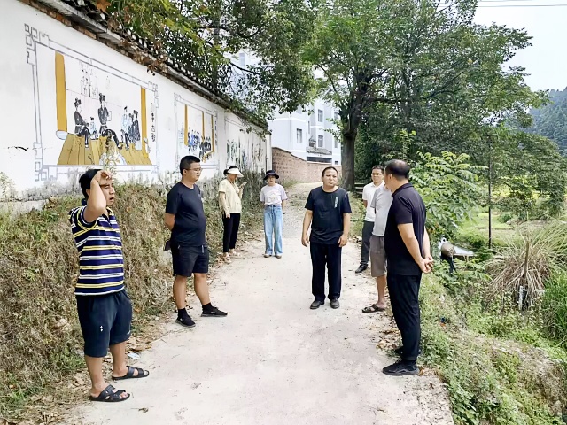 胡开勇陪同县环保局在平架九江查看污水处理设施_副本.jpg