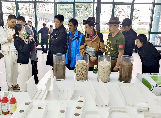 图为参观彭公数字农场_副本.jpg