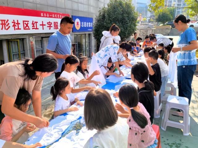 图为香绣花开工作室利用”六一“活动帮助学生们学习扎染技术_副本.jpg