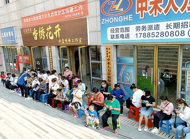 图为香绣花开工作室组织留守妇女学习非遗刺绣技术_副本.jpg