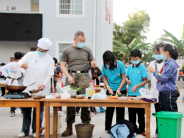 高屯街道中心小学亲子厨艺比拼劳动技能大赛现场家长为学生刀工点赞，拍摄组：宋杰白_副本.jpg