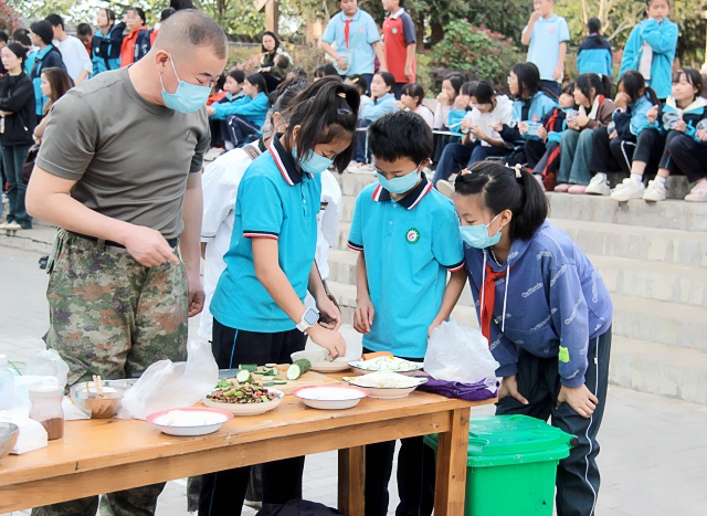 高屯街道中心小学亲子厨艺比拼劳动技能大赛现场选手摆盘，拍摄组：宋杰白_副本.jpg