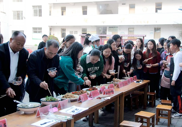 高屯街道中心小学亲子厨艺比拼劳动技能大赛现场评委品尝成品，拍摄组：宋杰白_副本.jpg