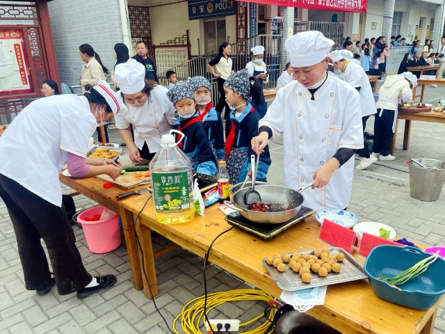 高屯街道中心小学亲子厨艺比拼劳动技能大赛现场选手开始烹饪，拍摄组：宋杰白_副本.jpg