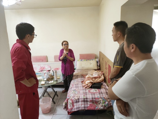 5.市人大代表邓焱伟、区人大代表杨正东与网格员一同入户走访，倾听群众诉求_副本.jpg