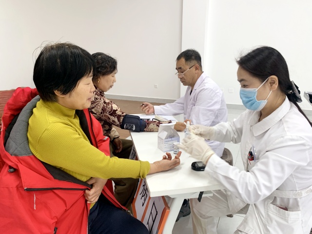 家庭签约医生为居民义诊_edit_1625003934711879_副本.jpg