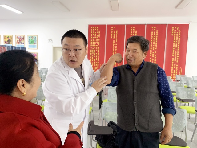 医生为居民进行健康监测_副本.jpg