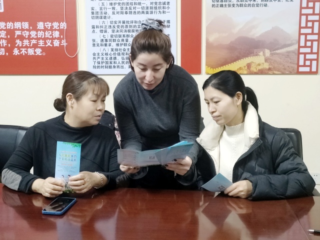 4.社区进行膳食宝塔健康宣传-克拉玛依市白碱滩区三平路街道振兴社区 杨雨婷 供稿  联系电话：18009903291 审核人：刘祥贞_副本.jpg
