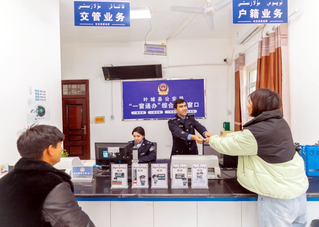 10月14日，在叶城县公安局户政大厅”一窗通办“窗口，民警为群众办理业务（王胡日查 摄） (2)_副本.jpg