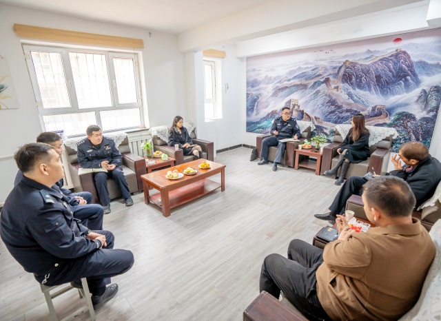 11月19日，叶城县公安局经侦大队与企业代表座谈会，共同探讨如何更好地解决企业在发展过程中遇到的各类问题，全力营造优质的营商环境。 （陈恺 摄）_副本.jpg